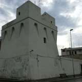 Diventata parte integrante del tessuto urbano (� completamente addossata a una casa rossa a due piani), si presenta a pianta quadrata, con la superficie della struttura muraria completamente intonacata, di colore bianco. La torre di Santo Spirito mostra tre caditoie su ogni lato, delle finestrelle e sul terrazzo due torrette di vedetta
